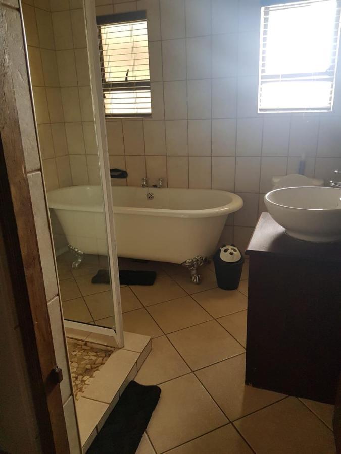 Tsessebe Guesthouse บลูมฟอนเทน ภายนอก รูปภาพ