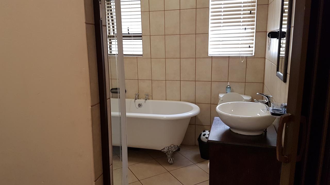 Tsessebe Guesthouse บลูมฟอนเทน ภายนอก รูปภาพ
